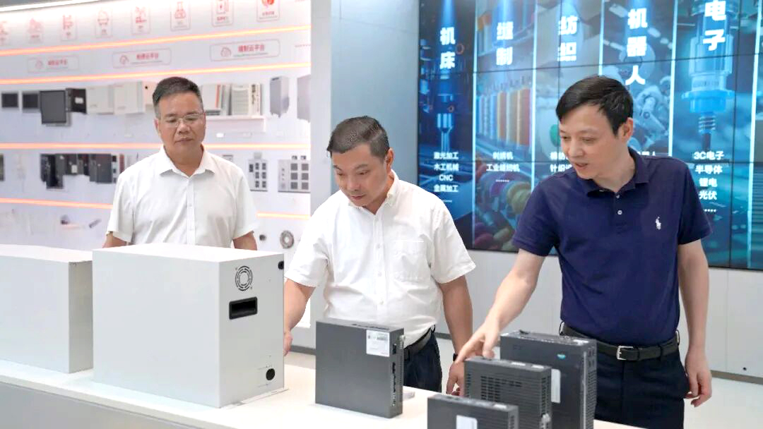 福州高新區(qū)領導一行蒞臨睿能科技調(diào)研指導(圖1) 福州高新區(qū)領導一行蒞臨睿能科技調(diào)研指導(圖1)